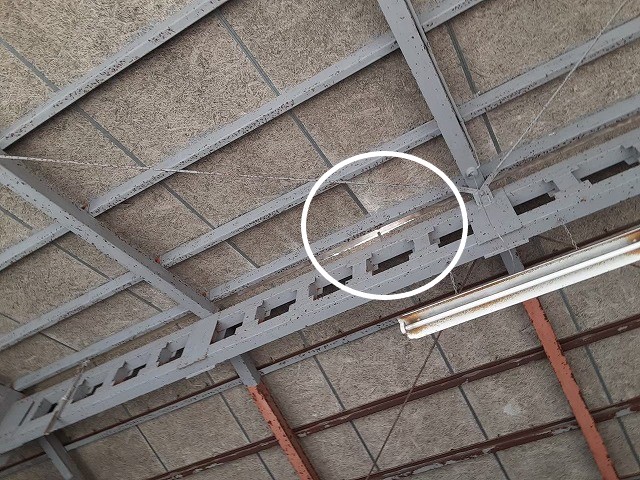 穴が空いたスレート屋根